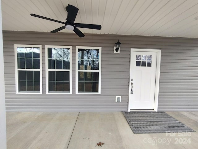 entrance to property with ceiling fan