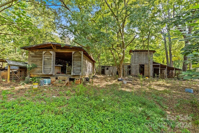 view of yard with a storage shed