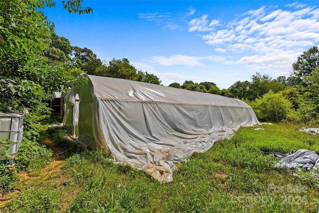 view of yard featuring an outbuilding