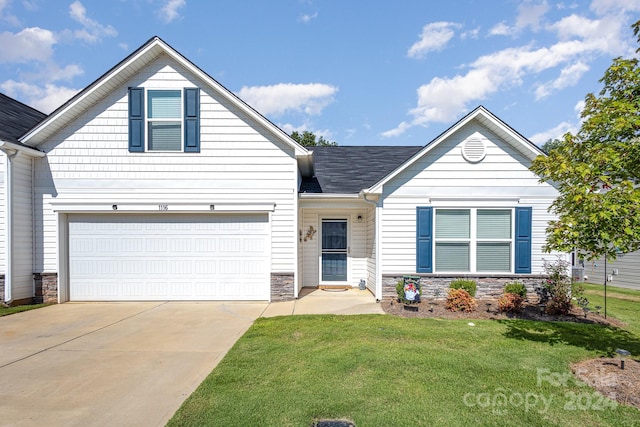 view of front of home featuring a front lawn