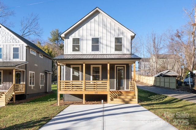 view of front of house featuring covered porch and a front yard