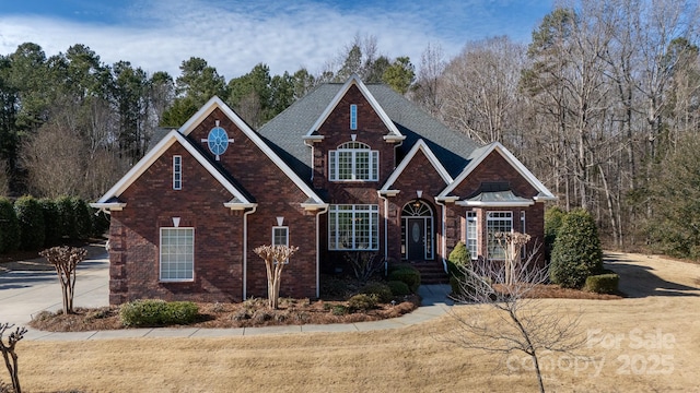 view of front of house featuring a front lawn