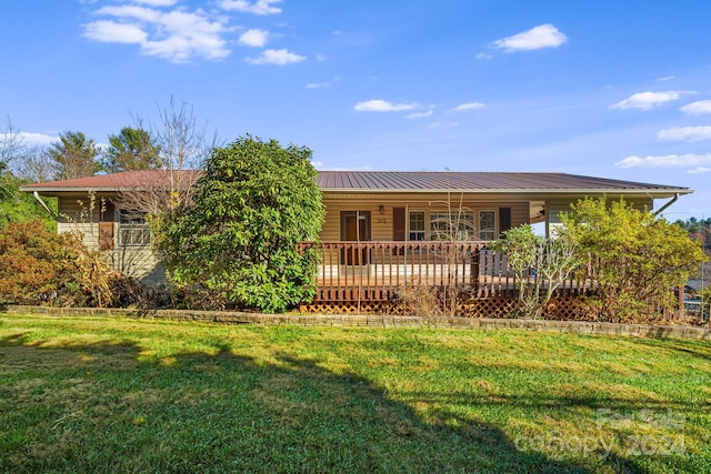 view of front of house featuring a front yard