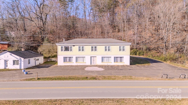 view of front of property with an outdoor structure