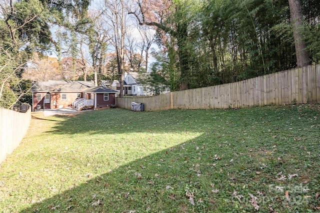 view of yard featuring a storage unit