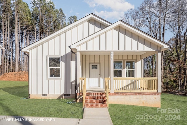 view of front of property featuring a front yard and covered porch