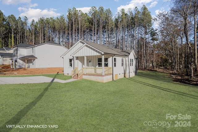 view of front of house featuring covered porch and a front yard