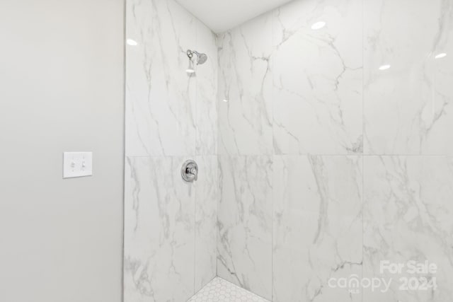 bathroom featuring a tile shower