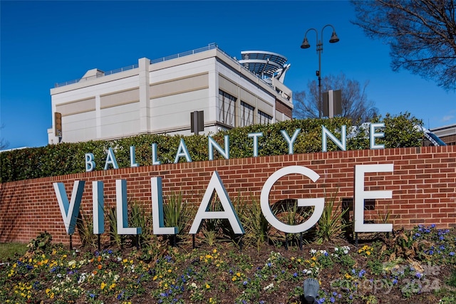 view of community / neighborhood sign