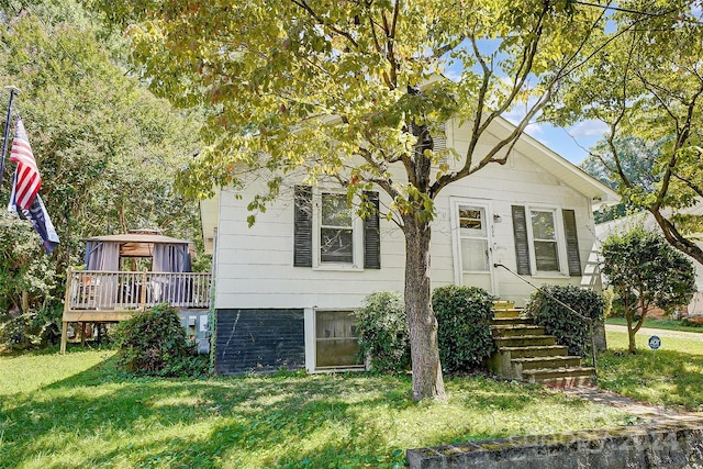 view of front facade featuring a front lawn and a deck