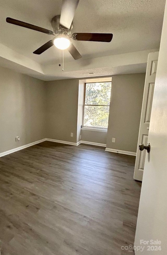 empty room featuring dark hardwood / wood-style floors and ceiling fan