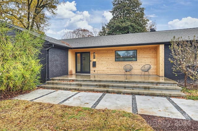 property entrance featuring a porch