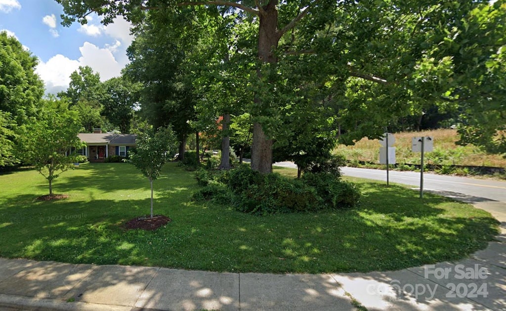 view of front of home featuring a front yard