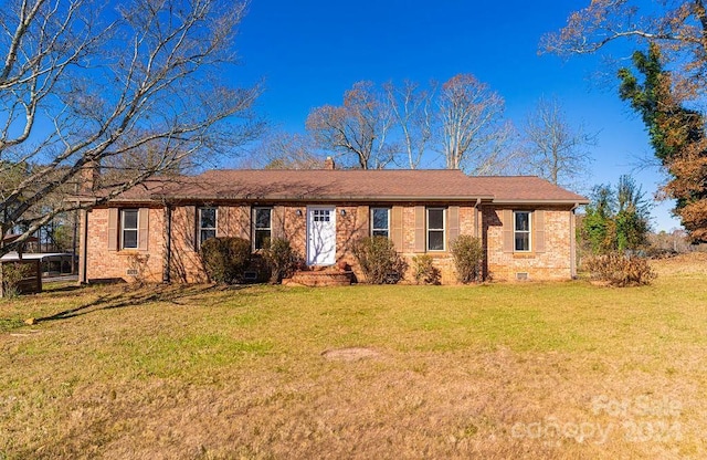 single story home featuring a front lawn