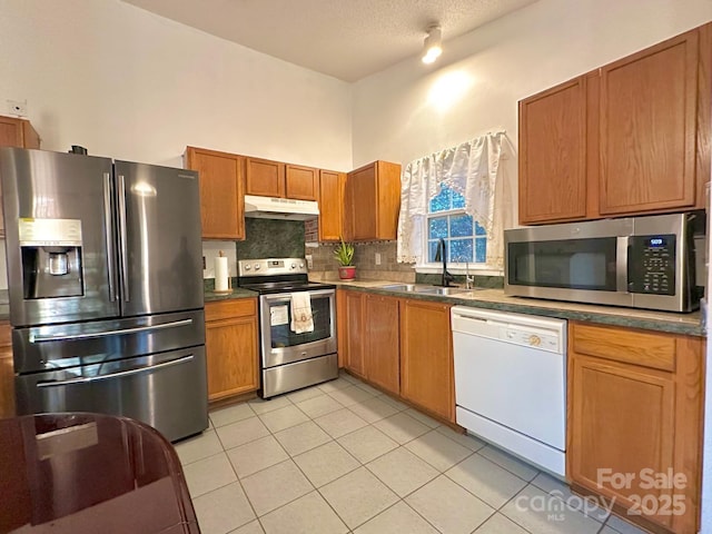 8430 Stoneman Pl, Charlotte, NC 28217 - kitchen with stainless steel appliances, dark countertops, a sink, and under cabinet range hood