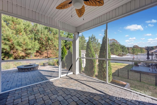 sunroom with ceiling fan