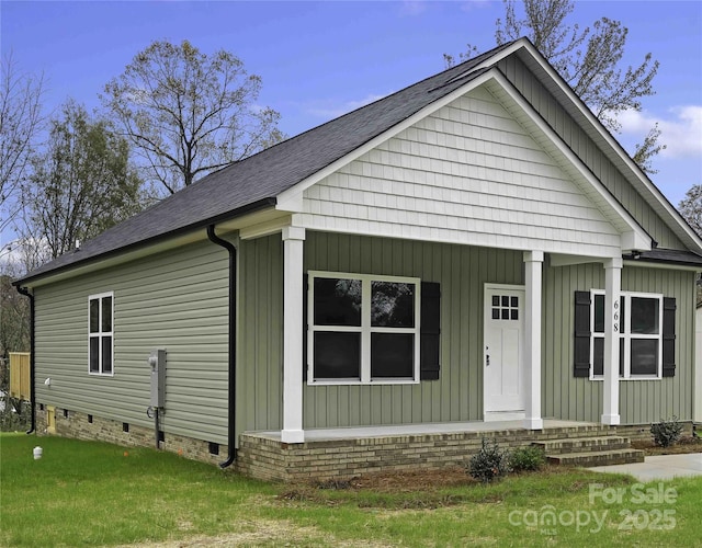 view of front of home featuring a front yard