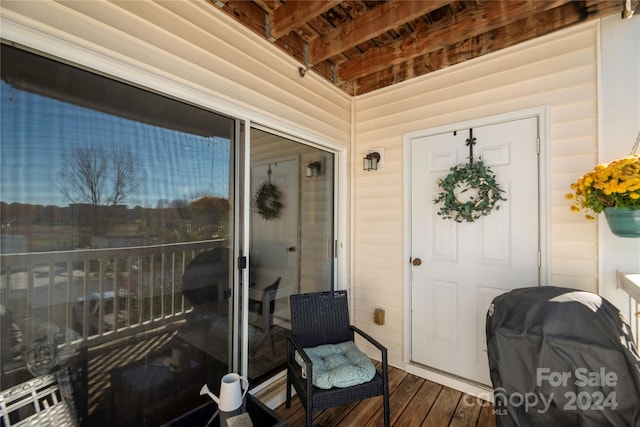 property entrance featuring a balcony