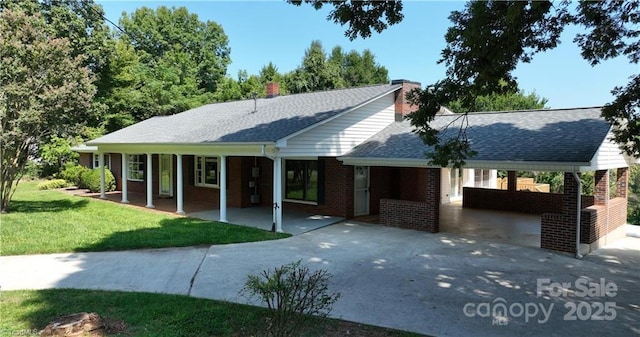 ranch-style house featuring a front yard