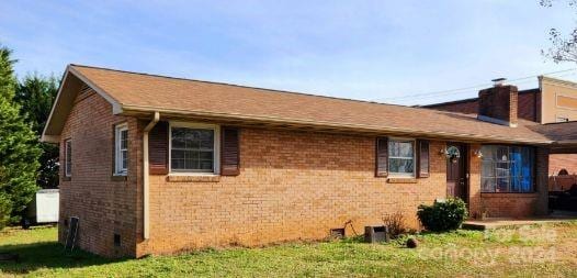 view of front of property with a front yard