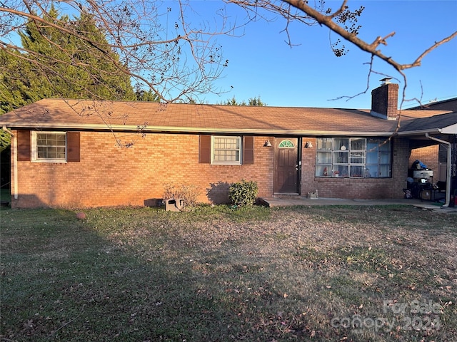 view of front of property with a front lawn