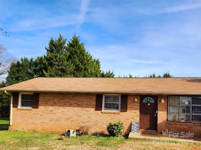 ranch-style home with a front yard