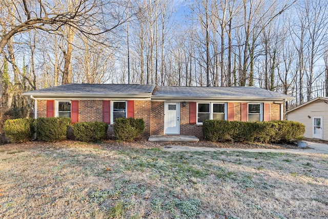 single story home with a front yard