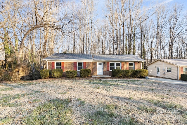 ranch-style home featuring a front lawn