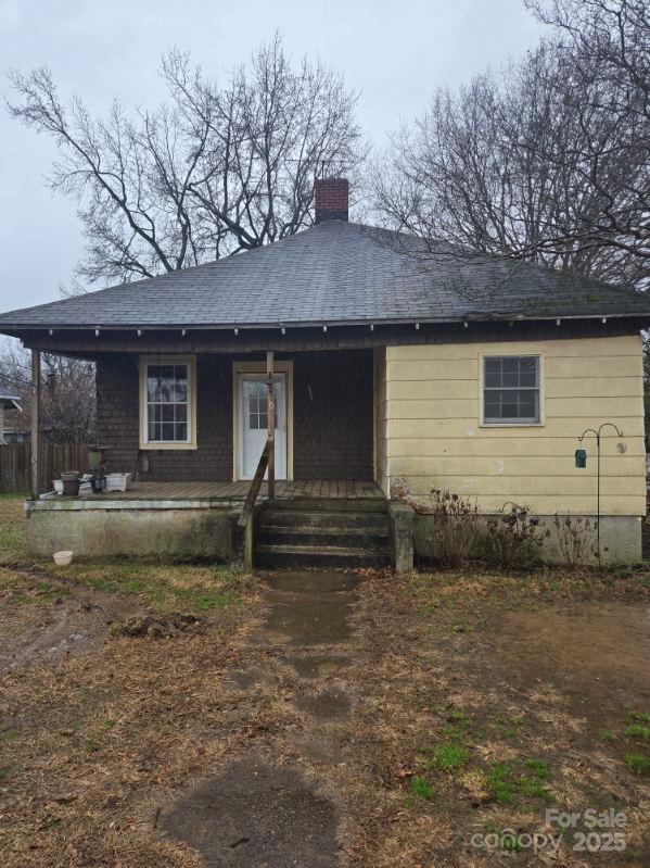 view of front of house featuring covered porch