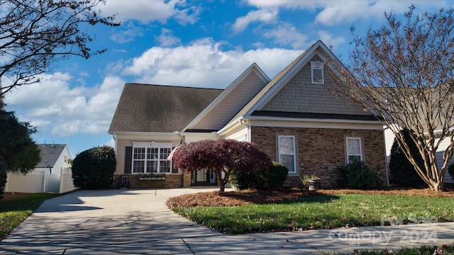 view of front of property featuring a front yard