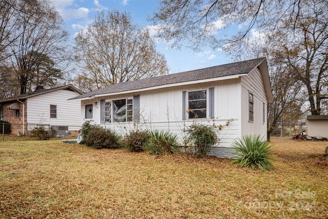 ranch-style home with a front yard