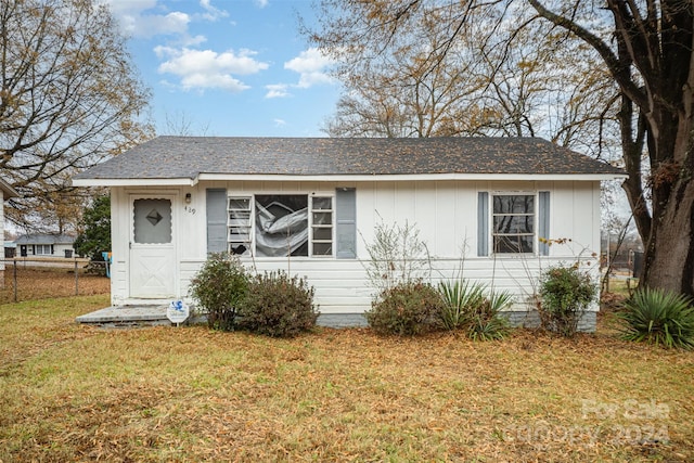 view of front of property with a front lawn