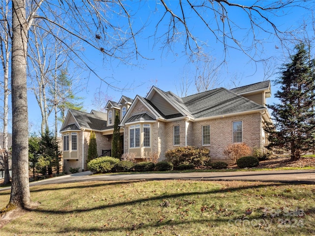 view of front of home featuring a front lawn