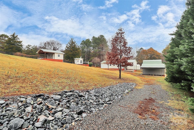 view of yard featuring an outbuilding