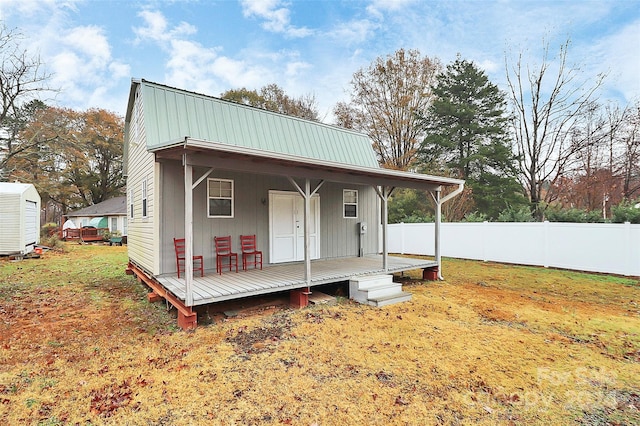 view of front of property featuring a porch and a front yard