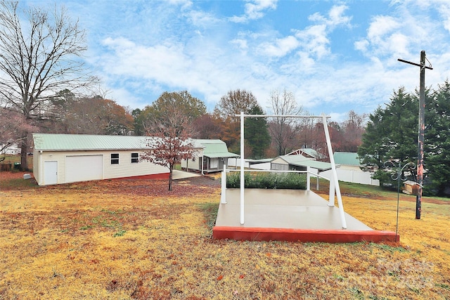 view of yard with a garage and an outdoor structure