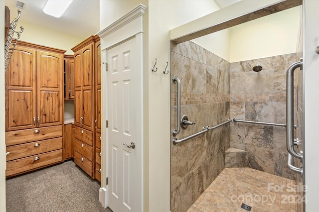 bathroom featuring a tile shower