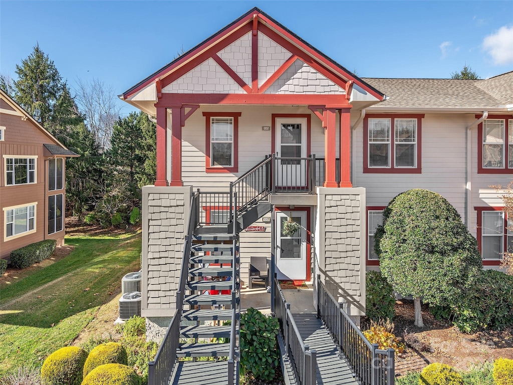 view of front of home featuring a front lawn