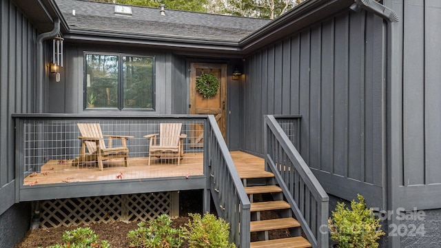 property entrance featuring a deck