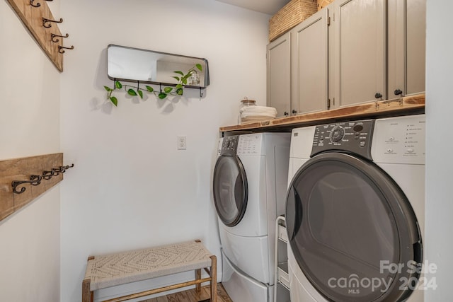 laundry room featuring cabinets and independent washer and dryer