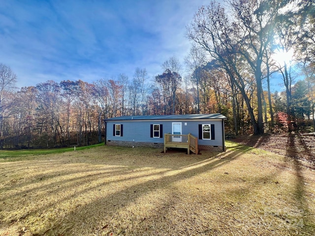 manufactured / mobile home with a front lawn