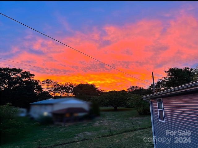 view of yard at dusk