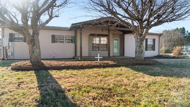 single story home featuring a front lawn