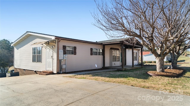 ranch-style home featuring a front lawn