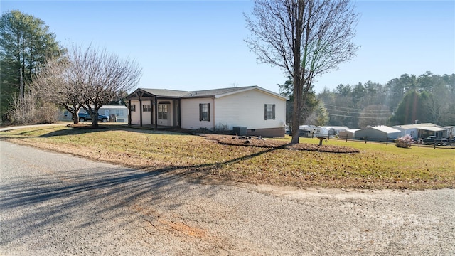 view of front of house featuring a front lawn