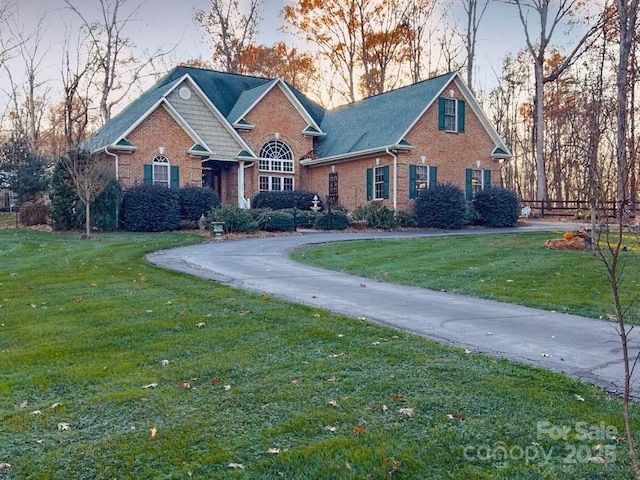 view of front facade featuring a yard