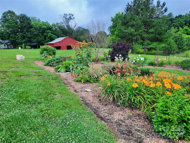 view of yard with an outbuilding