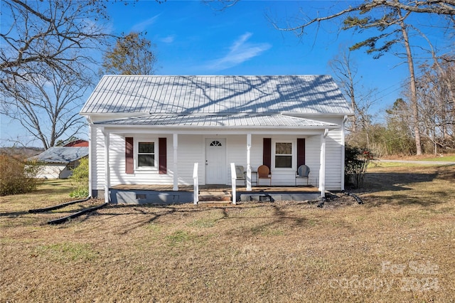 view of front of property with covered porch and a front lawn