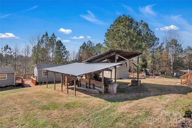 view of yard with a storage shed