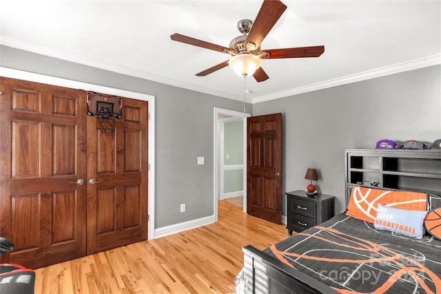 bedroom with light hardwood / wood-style floors, ceiling fan, and crown molding